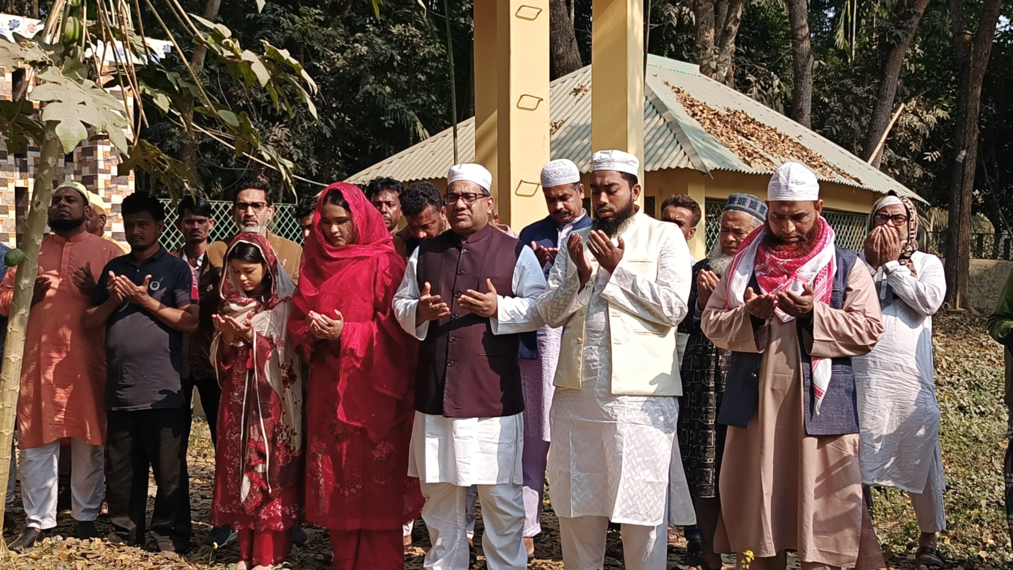 ফরিদপুর ১ আসনে বাবার কবর জিয়ারত করে নির্বাচনি প্রচার শুরু করলেন স্বতন্ত্র প্রার্থী দোলন