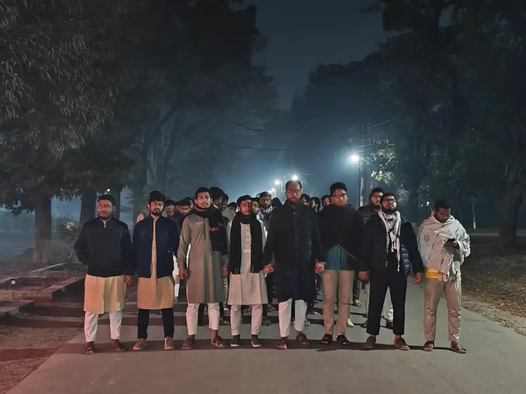 শেরপুরে বিএনপির হামলায় জামায়াত নেতা হত্যার প্রতিবাদে মধ্যরাতে জাবি শিবিরের বিক্ষোভ মিছিল