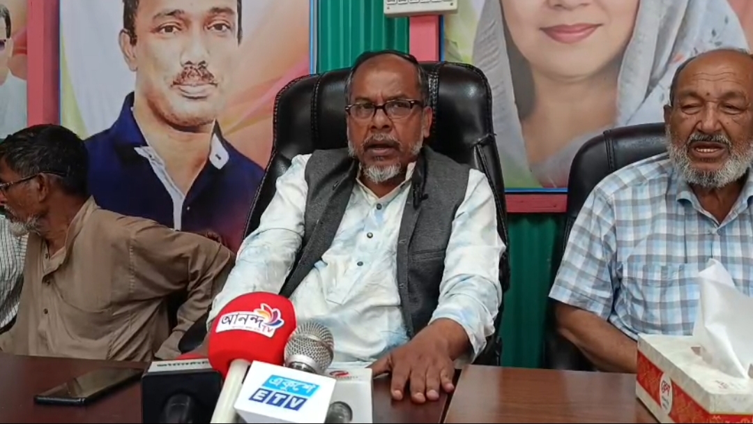 ফরিদপুরে ভেকু পুড়ালো বিক্ষুব্ধরা, বিএনপিকে জড়িয়ে প্রোপাগাণ্ডা ছড়ানোর অভিযোগে সংবাদ সম্মেলন