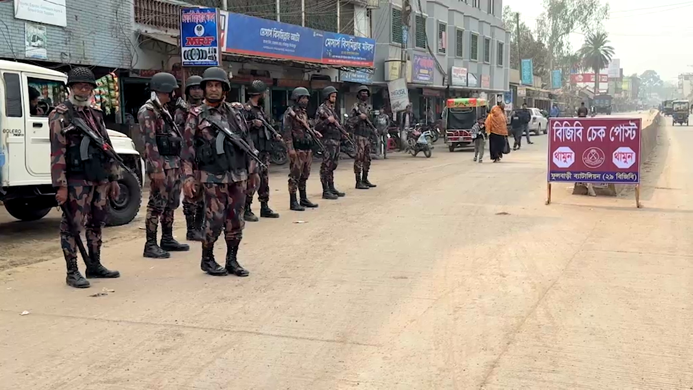 আসন্ন জাতীয় সংসদ নির্বাচনকে সামনে রেখে হিলিতে চেকপোষ্ট বসিয়েছে তল্লাশী কার্যক্রম চালাচ্ছে বিজিবি।