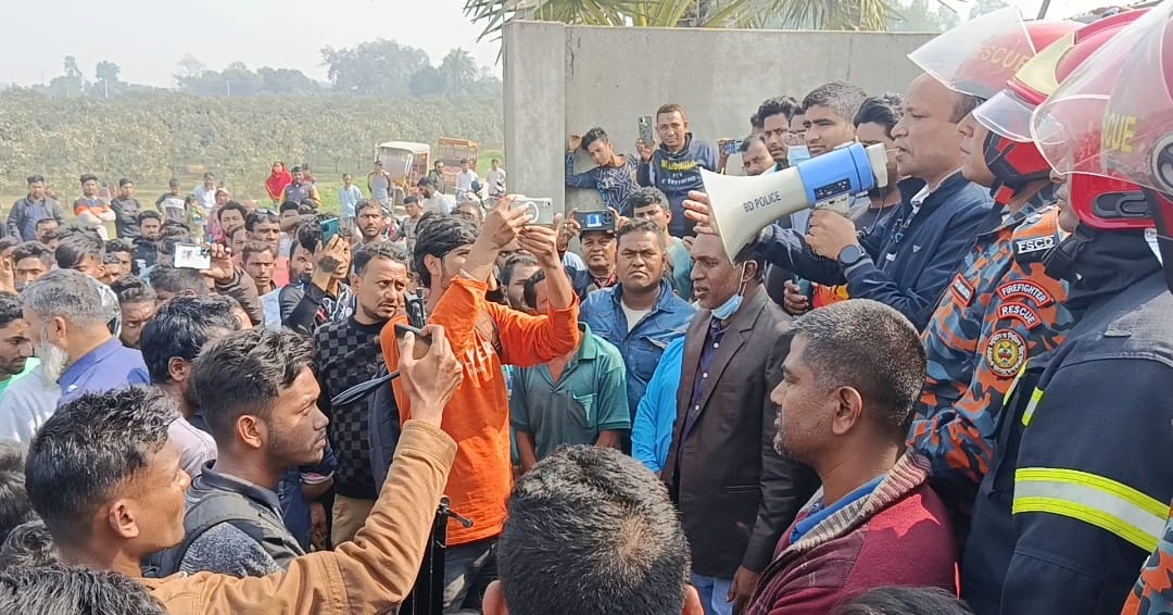 দিনাজপুরে চায়না কোম্পানিতে আতঙ্ক,  অর্ধশত নারী শ্রমিক অসুস্থ