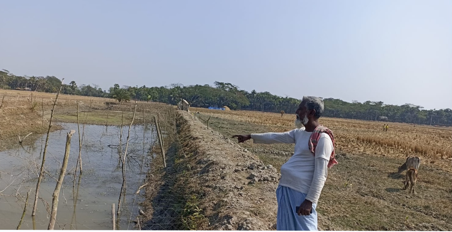 মোরেলগঞ্জে বৃদ্ধ কৃষকের মৎস্য ঘেরের জোরপূর্বক মাছ লুটের অভিযোগ