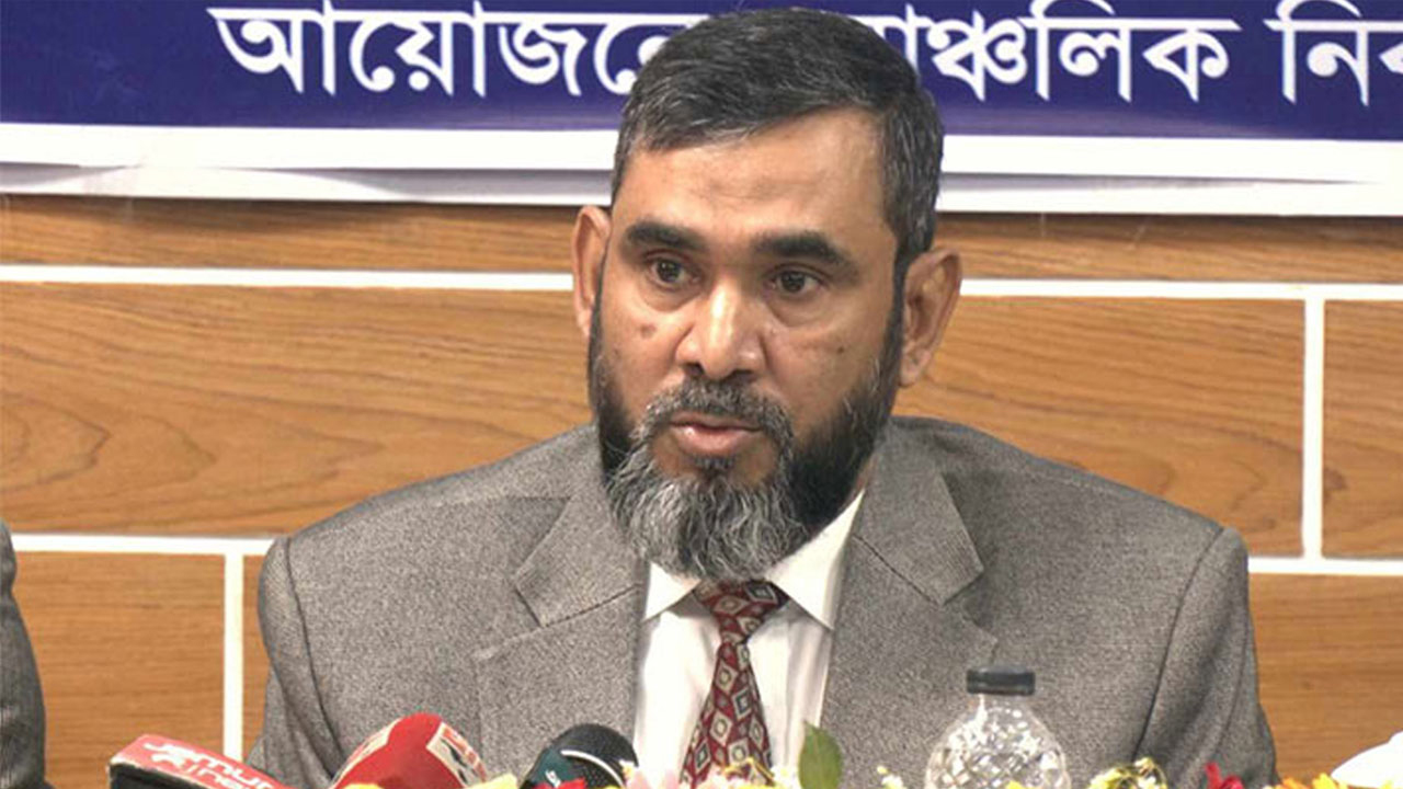 ভোটকেন্দ্রে মোবাইল নিতে পারবেন সাংবাদিক ও পর্যবেক্ষকরা : ইসি সানাউল্লাহ