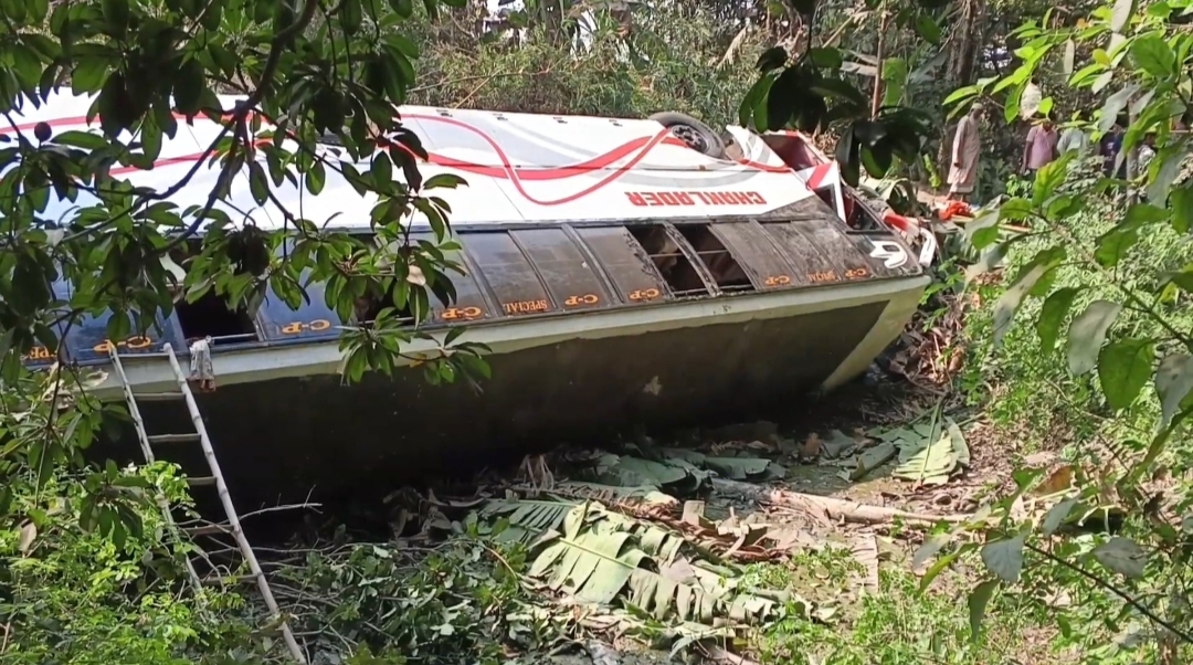 ফরিদপুরে নিয়ন্ত্রণ হারিয়ে বাস খাদে, অর্ধশতাধিক আহত