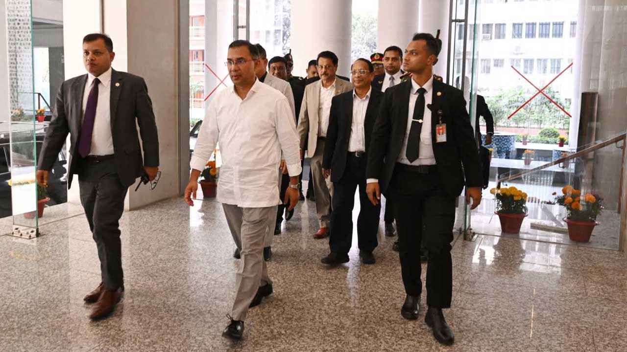 সচিবালয়ে নিজ কার্যালয়ে নতুন প্রধানমন্ত্রী তারেক রহমান