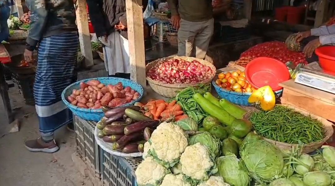 রমজানের আগের দিন ফরিদপুরের বাজারে উত্তাপ: চড়া দামে বিক্রি হচ্ছে মাছ-মাংস ও সবজি