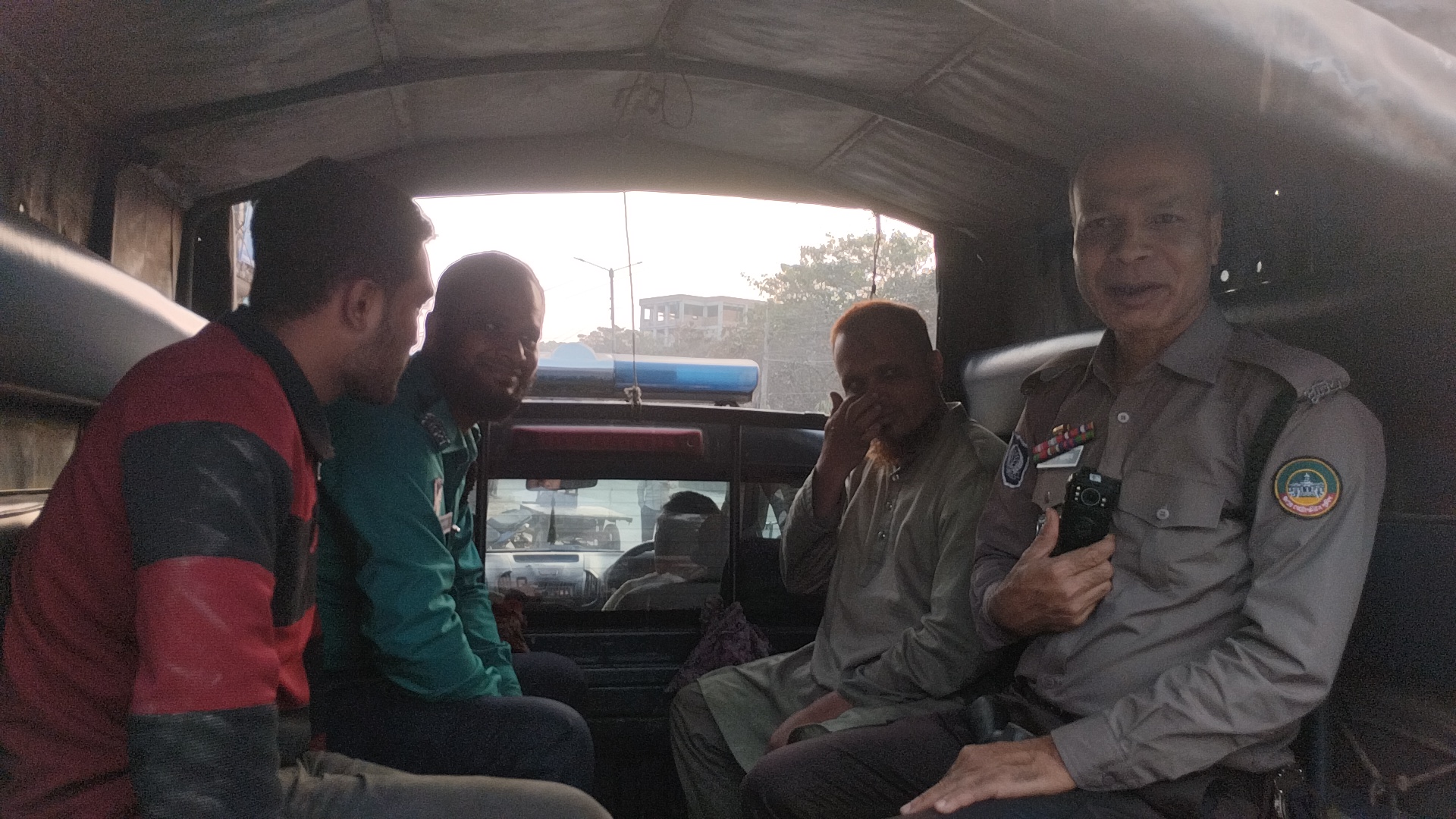 বেরোবিতে বিকাশ-নগদ লেনদেনের ফাঁদ: প্রতারণার অভিযোগে জালাল স্টুডিওর মালিক আটক