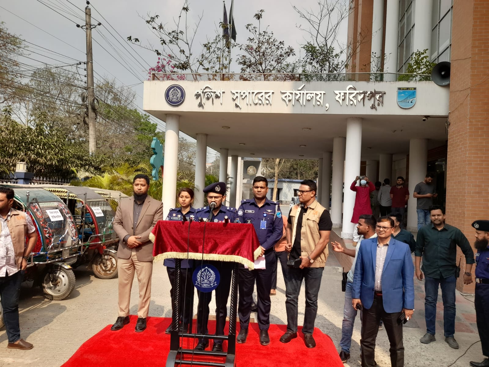 ফরিদপুরে ইজিবাইক চোরচক্রের জাল ভেঙে দিল পুলিশ: ১৮টি ইজিবাইক উদ্ধার, গ্রেপ্তার ১২