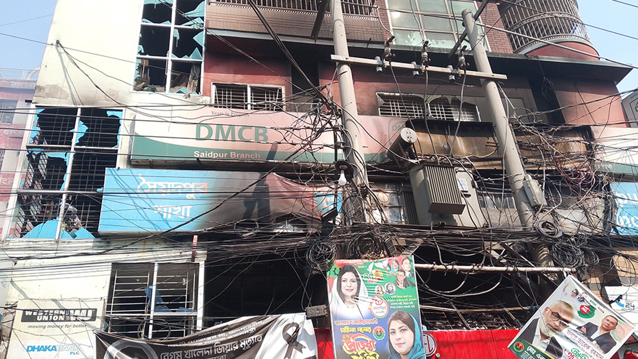 সৈয়দপুরে আগুনে পুড়ল ৪ গোডাউন ও ২ ব্যাংক