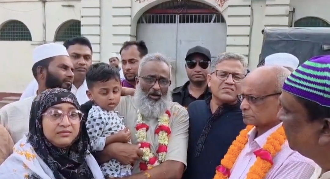 জেল থেকে মুক্ত আ.লীগ নেতাকে ফুল দিয়ে শুভেচ্ছা জানান কৃষক দল নেতা