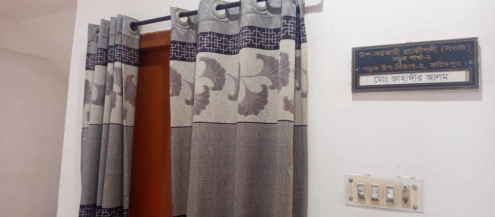 চেয়ার-টেবিল আছে, নেই কর্মকর্তা: ফরিদপুর সওজ অফিসে জনভোগান্তি চরমে