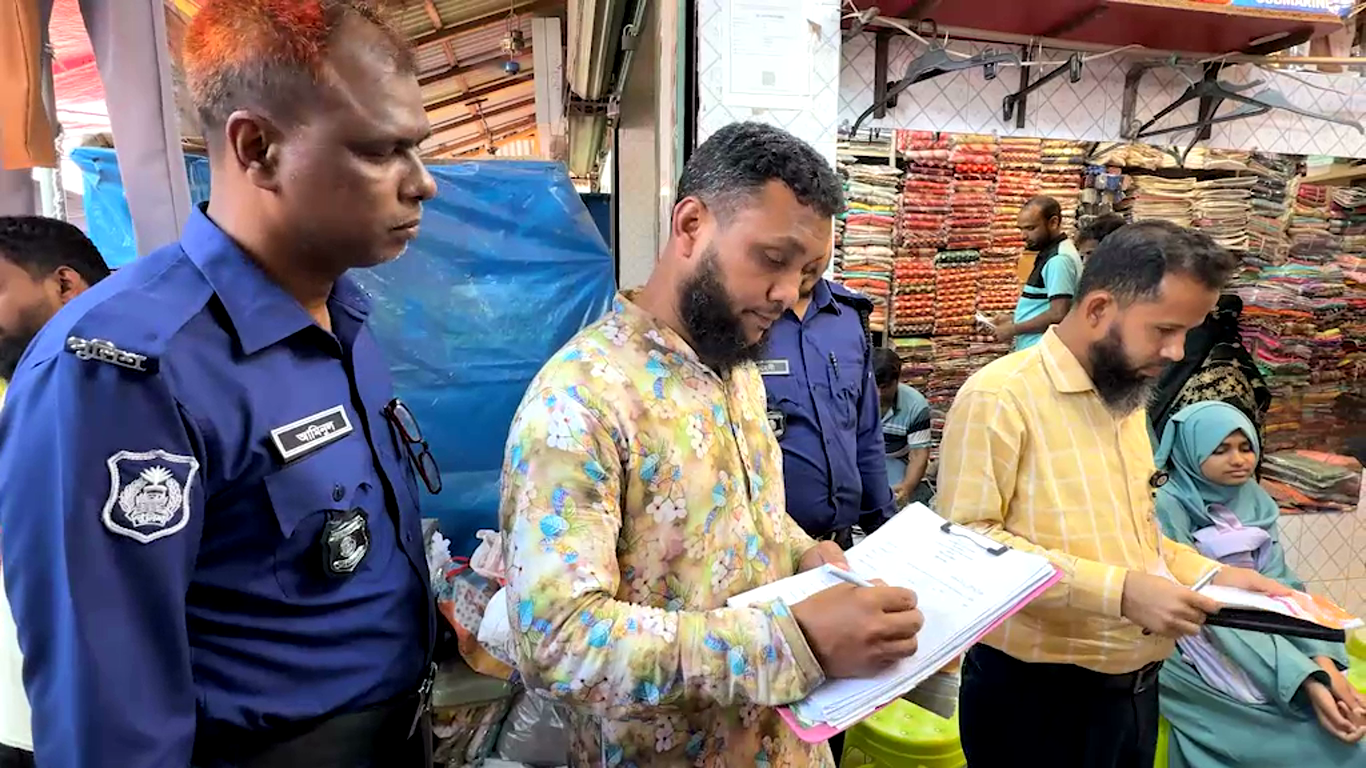 হিলিতে দেশীয় কাপড় ভারতীয় বলে বিক্রির দায়ে ৫টি প্রতিষ্ঠানকে জরিমানা