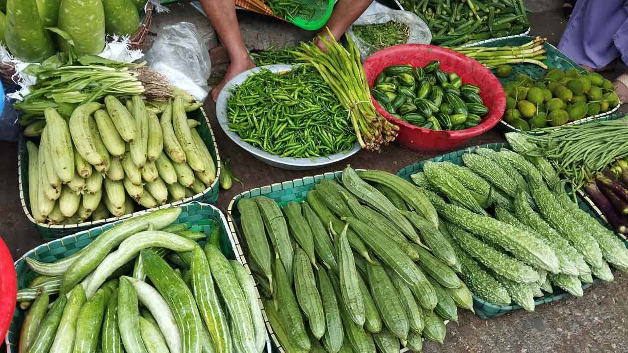 সবজির দামে ঝাঁজ, ১২০ টাকা কেজি করলা-চিচিঙ্গা-বেগুন