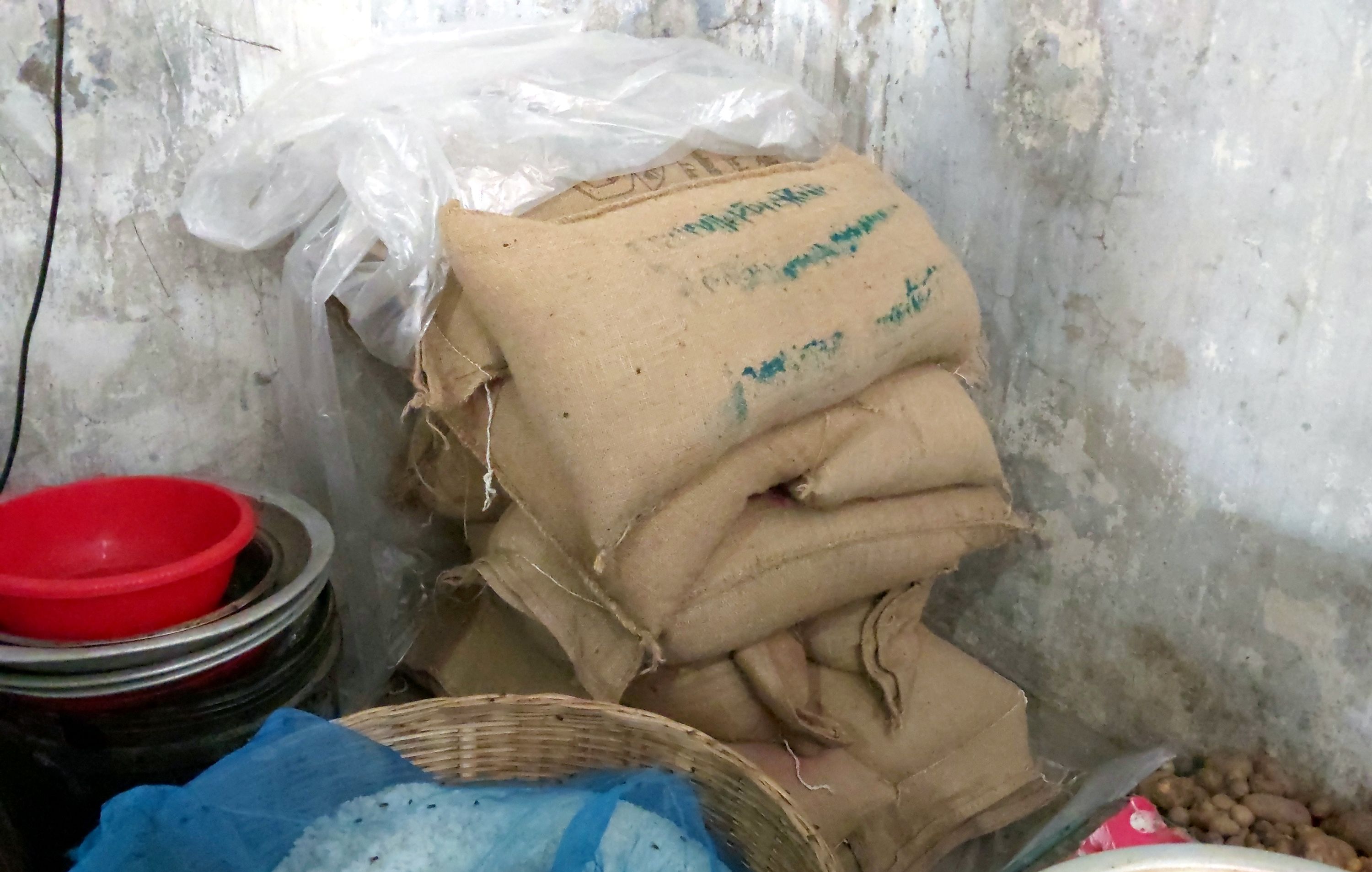 মোরেলগঞ্জে  ঈদের ১২ বস্তা চাল মিললো হোটেলে, অভিযোগের তীর বিএনপি নেতার বিরুদ্ধে