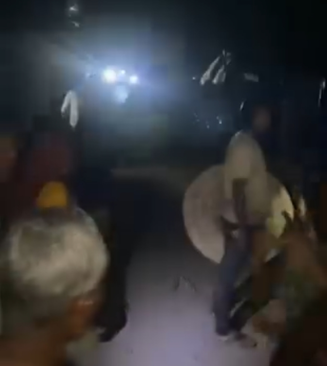 ফরিদপুরে মধ্যরাতে টর্চলাইট জালিয়ে সংঘর্ষ, আহত ১২