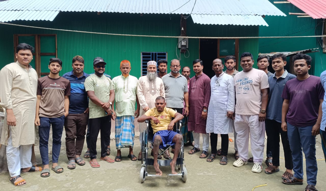 চৌদ্দগ্রামে জামায়াতের হুইল চেয়ার পেল প্রতিবন্ধী
