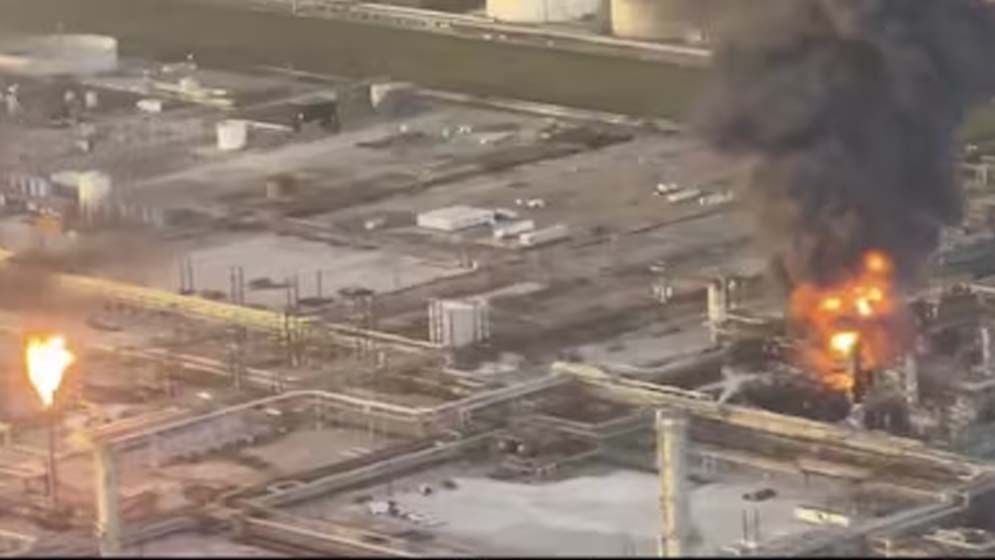 এবার মার্কিন তেল শোধনাগারে ভয়াবহ বিস্ফোরণ