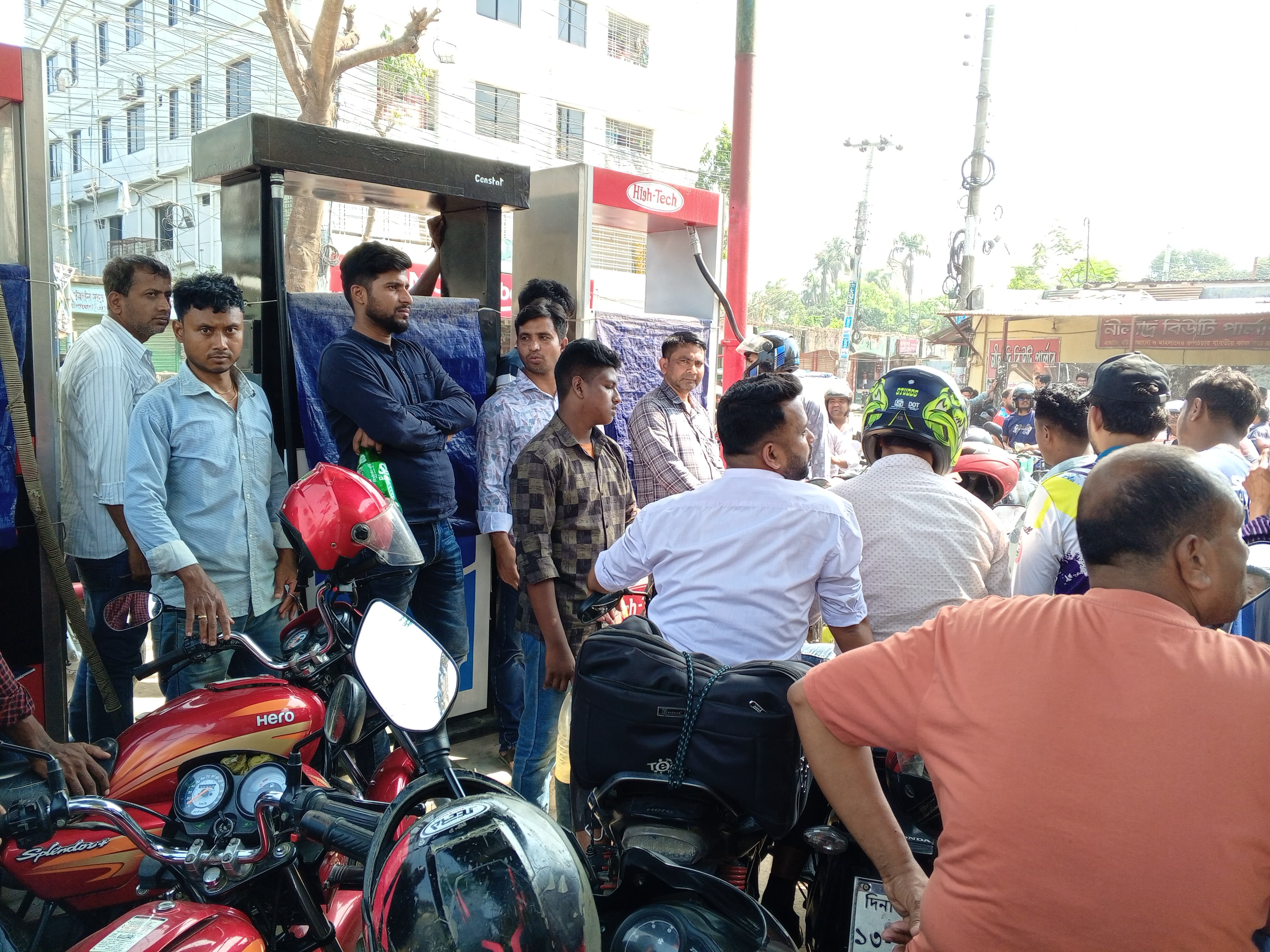দিনাজপুরে তেলের তিব্র সংকট: পাম্পে নেই পেট্রোল, ভোগান্তিতে মোটরসাইকেল চালকরা