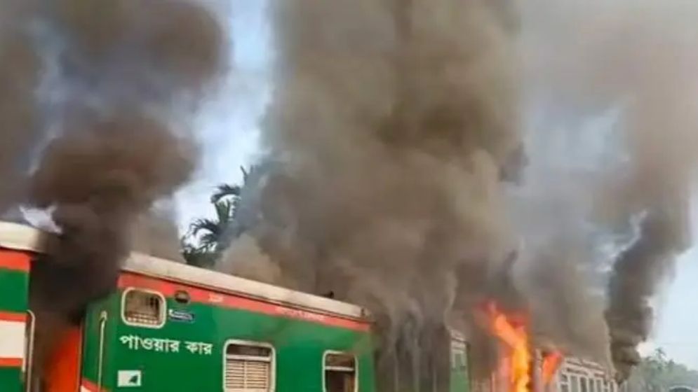 সীতাকুণ্ডে চট্টলা এক্সপ্রেসে ভয়াবহ আগুন