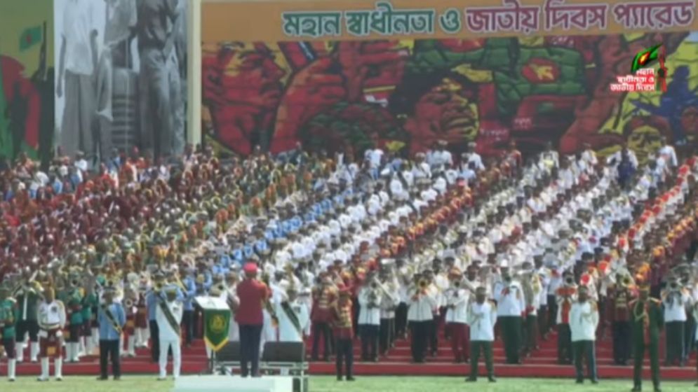 বর্ণাঢ্য কুচকাওয়াজে স্বাধীনতা দিবস উদযাপন