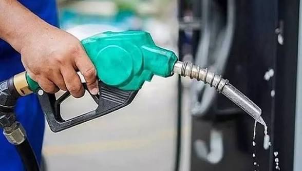 সাতক্ষীরায় তেল না পেয়ে রাতে সড়কে আগুন, পাম্প অবরোধ