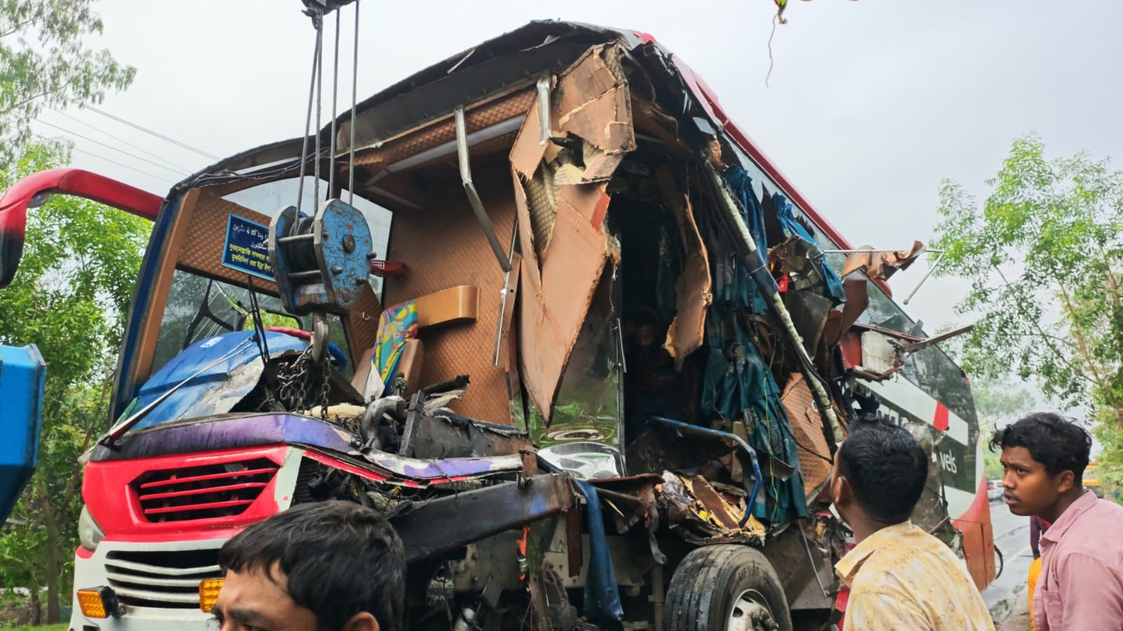 দিনাজপুরে দাঁড়িয়ে থাকা ট্রাকের পিছনে স্লিপার কোচের ধাক্কা, দুইজন নিহত