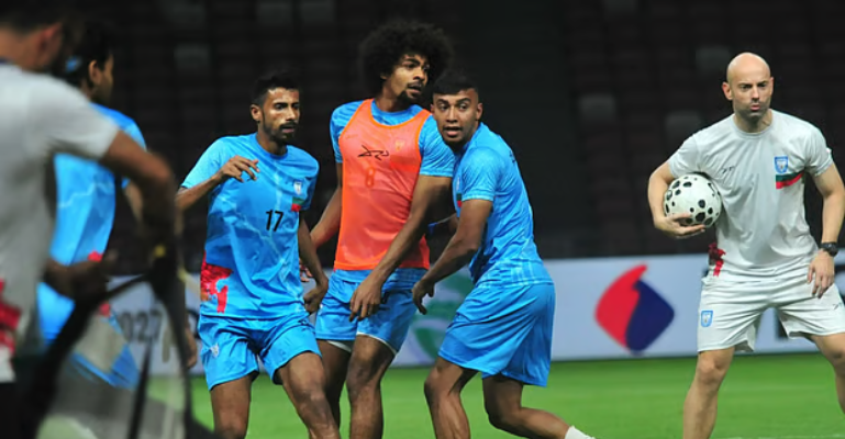 দুই পরিবর্তন নিয়ে সিঙ্গাপুরের বিপক্ষে বাংলাদেশ: ফিরলেন মোরছালিন, গোলবারের সামনে মিতুল