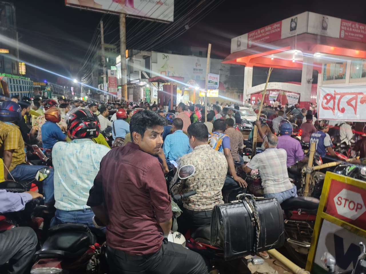 পর্যাপ্ত সরবরাহ থাকলেও সাতক্ষীরায় কাটছে না জ্বালানি তেলের সংকট, ভোগান্তিতে সাধারণ মানুষ