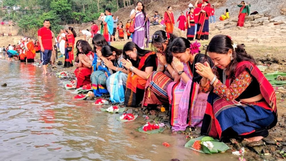 সাঙ্গু নদীতে ফুল ভাসিয়ে বিজু-বৈসু উৎসব শুরু