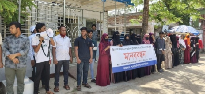 নির্বিচারে নদীর চরের গাছ কাটার প্রতিবাদে শ্যামনগরে পরিবেশবাদী স্বেচ্ছাসেবকদের মানববন্ধন