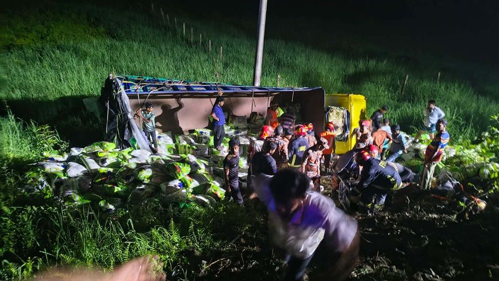 দাউদকান্দিতে ট্রাক খাদে পড়ে নিহত ৭