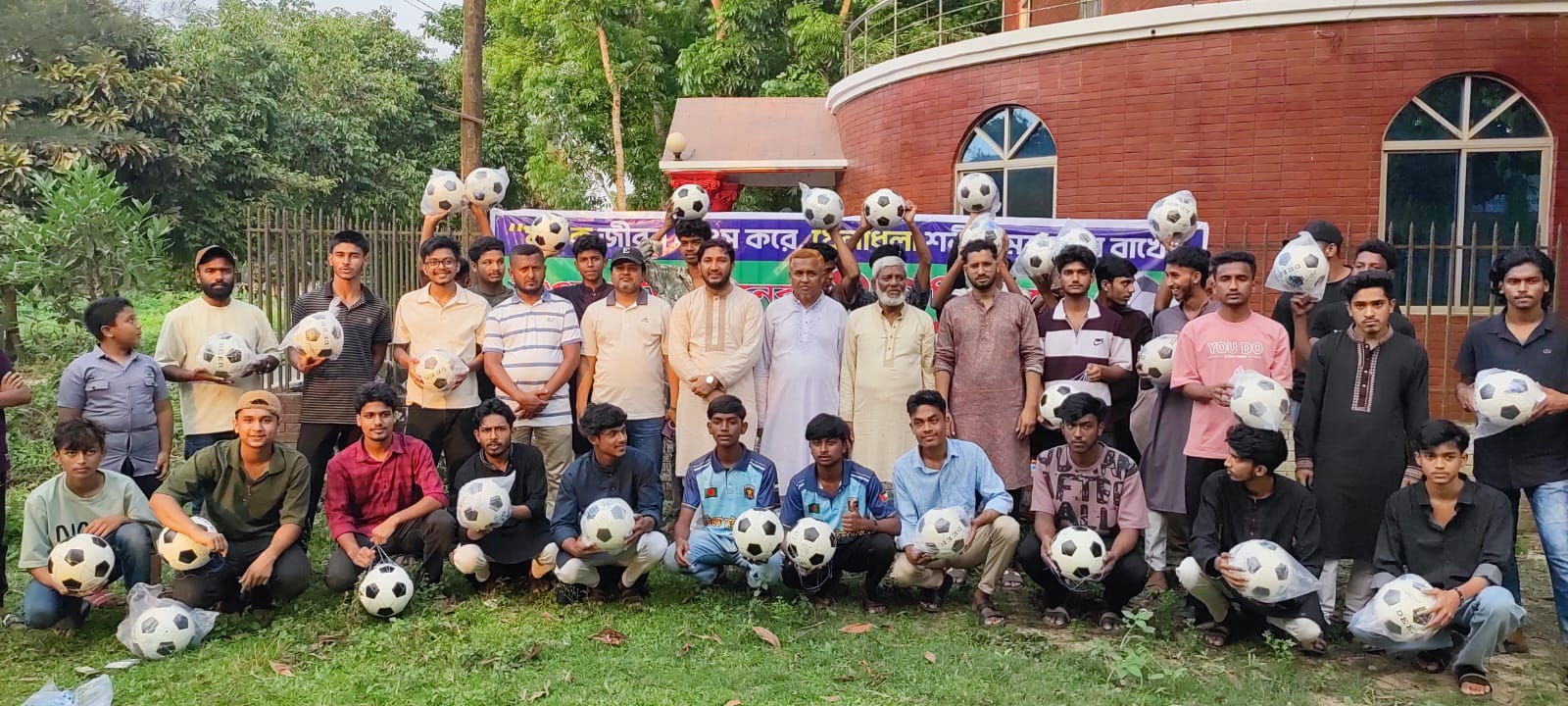 চৌদ্দগ্রামে তরুণদের মাঝে শতাধিক ফুটবল বিতরণ