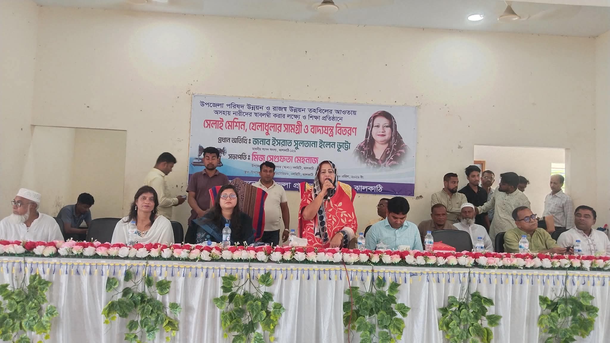 নলছিটিতে সেলাই মেশিন, খেলাধুলার সামগ্রী ও বাদ্যযন্ত্র বিতরণ করলেন এমপি ই‌লেন ভু‌ট্টো