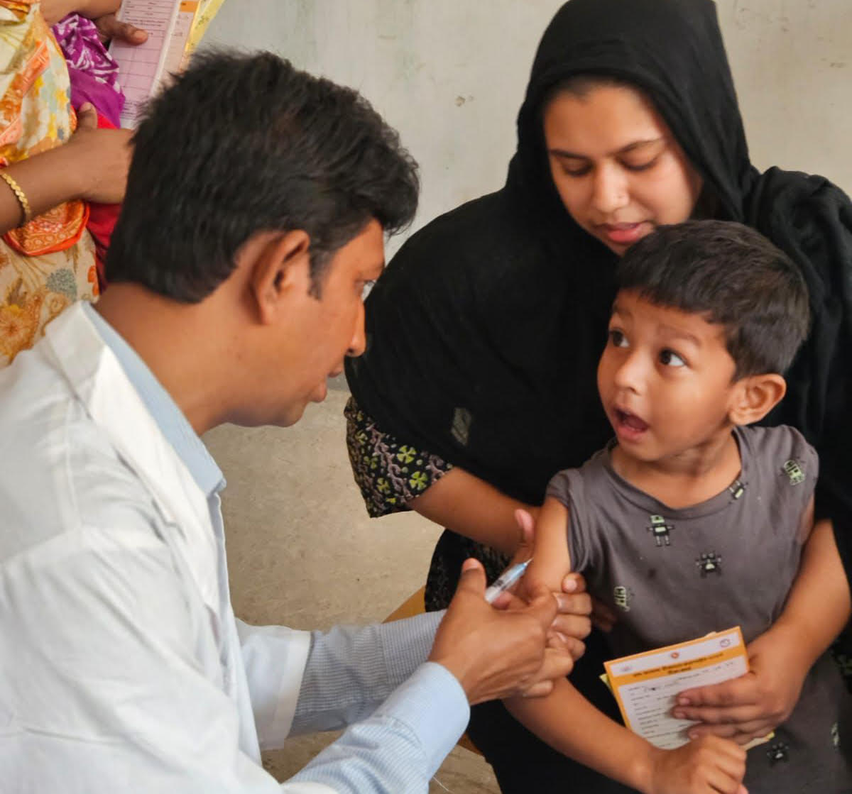 হামের টিকাদান কর্মসূচিতে ১৫ লাখ সিরিঞ্জ দিচ্ছে ব্র্যাক, মাঠে থাকছেন ব্র্যাকের ২৪ হাজার স্বাস্থ্যসেবিকা