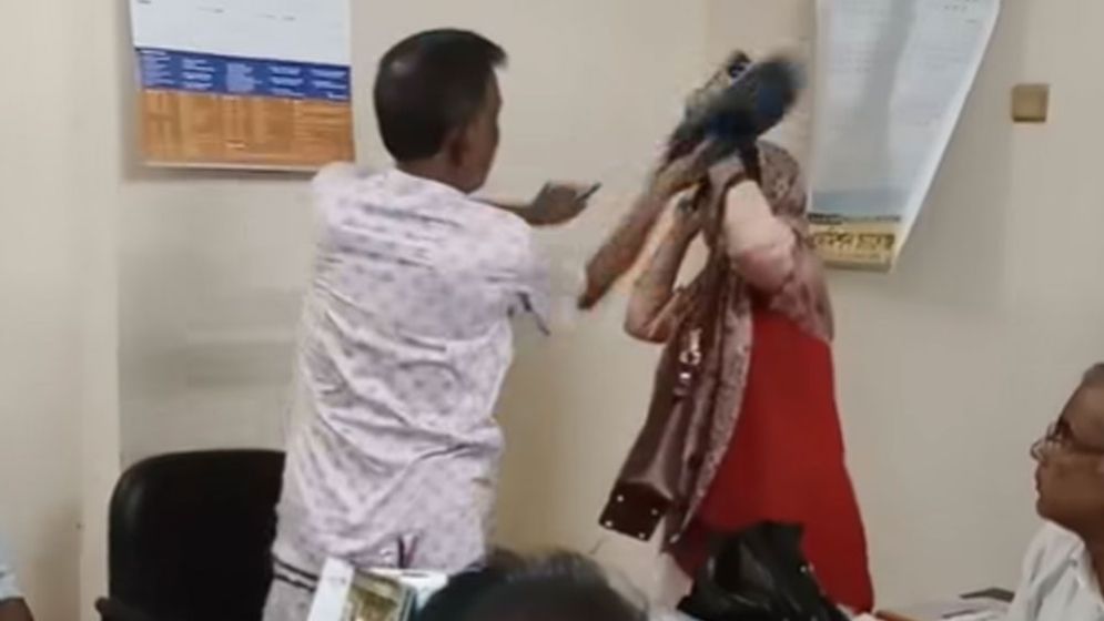 জুতাপেটার ঘটনায় সেই নারী শিক্ষক বরখাস্ত