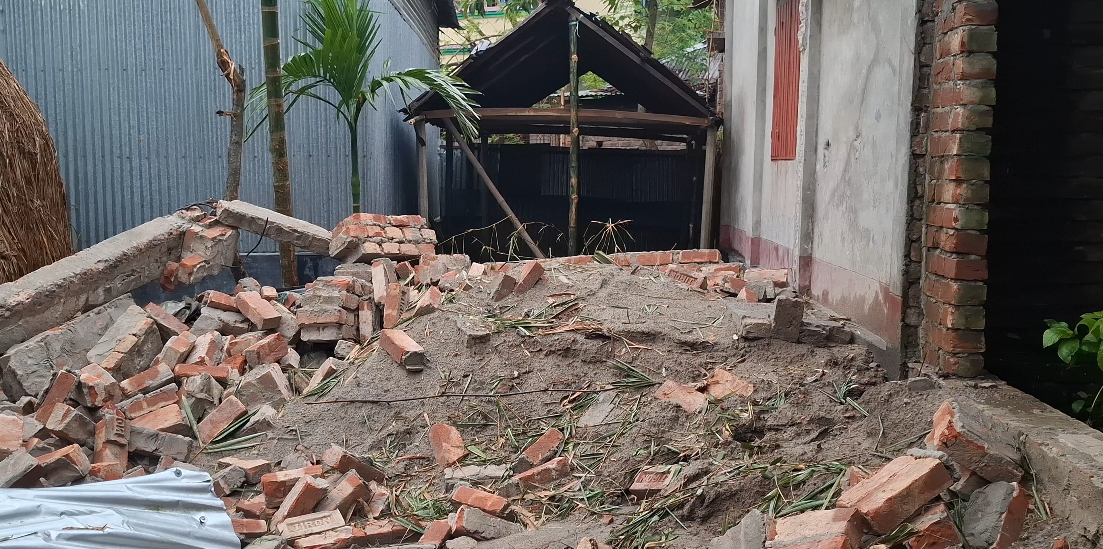 মেলান্দহে ৩০ বছরের চলাচলের রাস্তা বন্ধ: অবরুদ্ধ কয়েকটি পরিবার