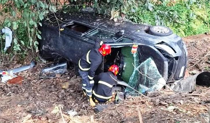 চট্টগ্রামে নিয়ন্ত্রণ হারিয়ে খাদে মাইক্রোবাস, ৩ জনের মৃত্যু