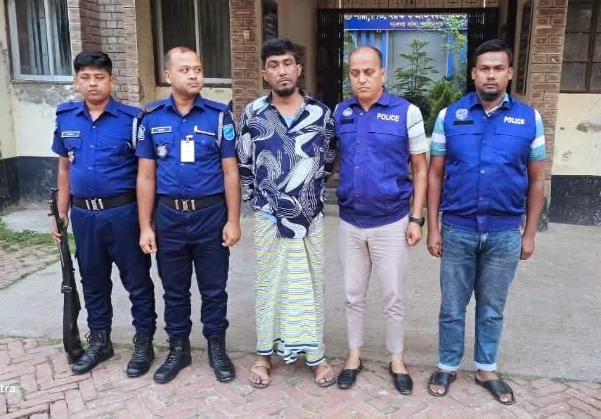 ফরিদপুরের সালথায় বিস্ফোরক মামলার পলাতক আসামি আ. লীগ নেতা চেয়ারম্যান গ্রেপ্তার