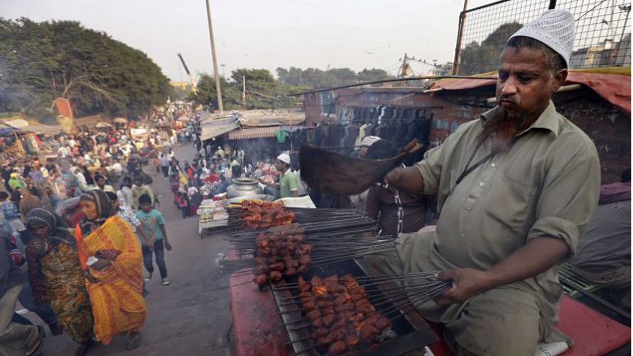 পথ খাবার তৈরি করছে মানসিক বিষণ্ণতা: স্বাদের আড়ালে এক আত্মঘাতী আসক্তি