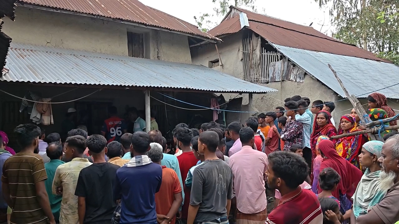 নাটোরে নিজ বাড়ি থেকে মাছ ব্যবসায়ীর গলাকাটা মরদেহ উদ্ধার