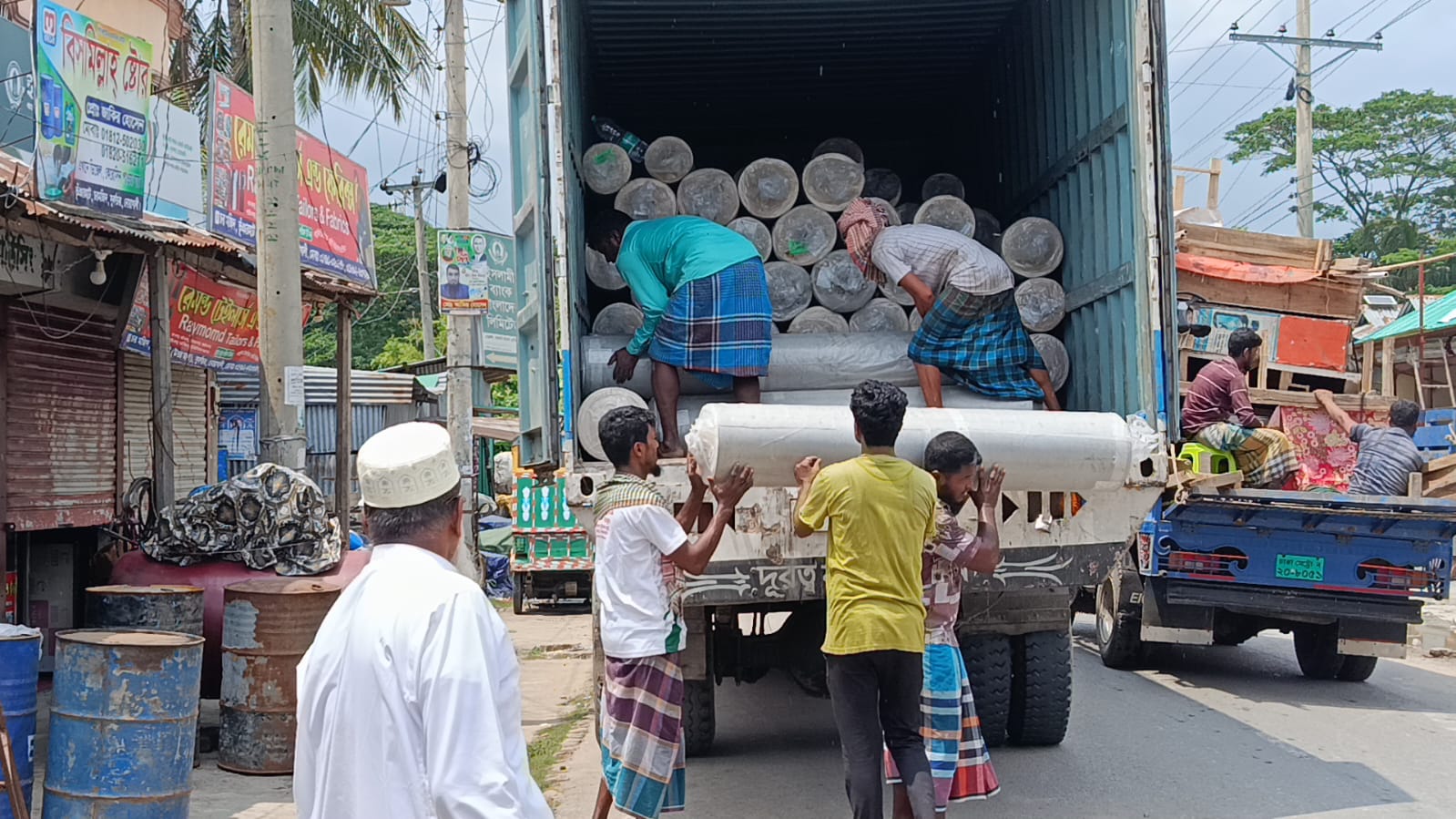 নোয়াখালীতে অর্ধ কোটি টাকার চোরাই গার্মেন্টস ফেব্রিক্স উদ্ধার