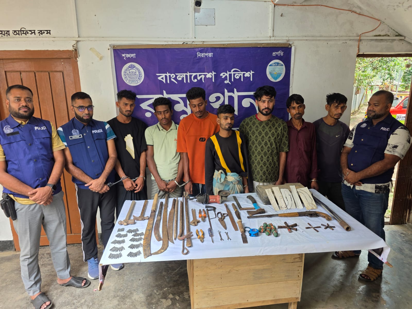 রামুতে ডাকাতির প্রস্তুতিকালে অস্ত্র-গোলাবারুদসহ ৭ জন গ্রেফতার
