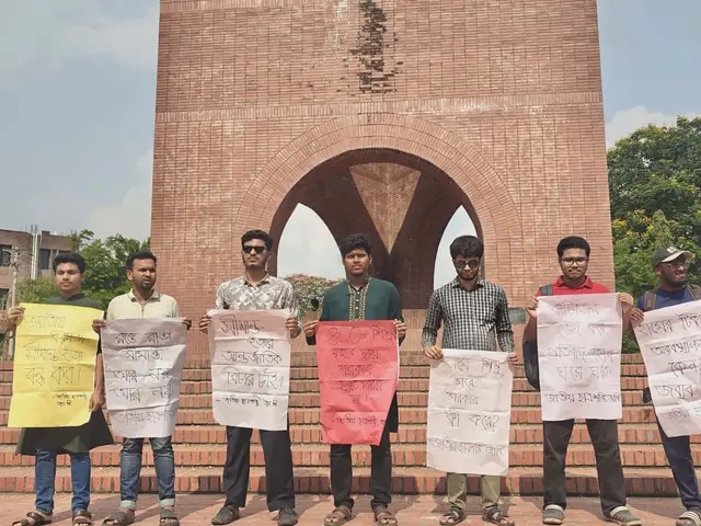 হামে শিশুমৃত্যু ও সীমান্তে হত্যার প্রতিবাদে জাবিতে ছাত্রশক্তির মানববন্ধন