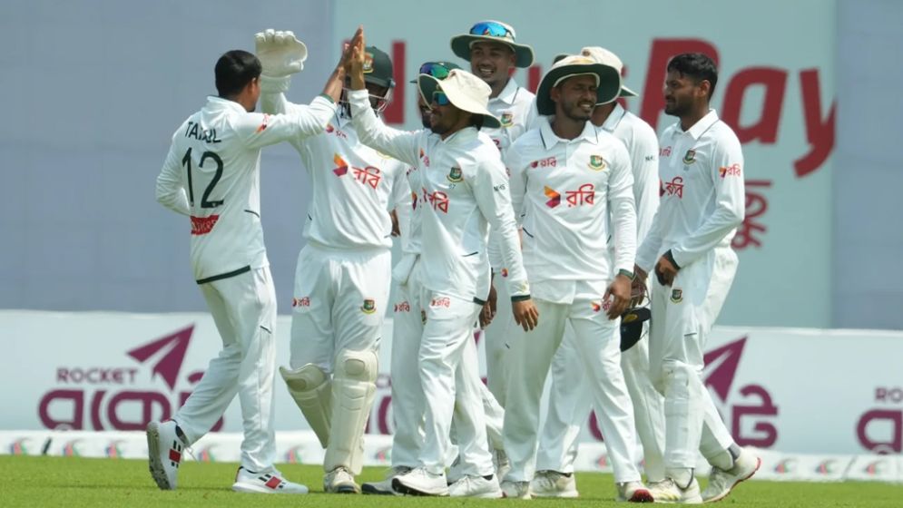 মুশফিকের সেঞ্চুরি, পাকিস্তানকে চ্যালেঞ্জ ছুড়ে দিল বাংলাদেশ