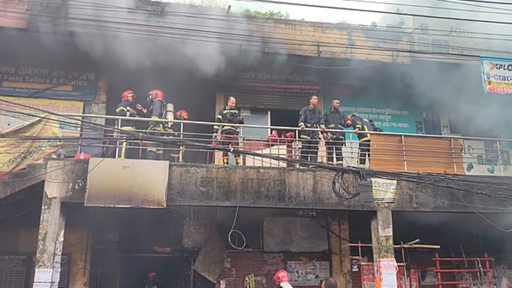 পৌনে ২ ঘণ্টা চেষ্টায় রাজধানীর কলমিলতা কাঁচাবাজারের আগুন নিয়ন্ত্রণে