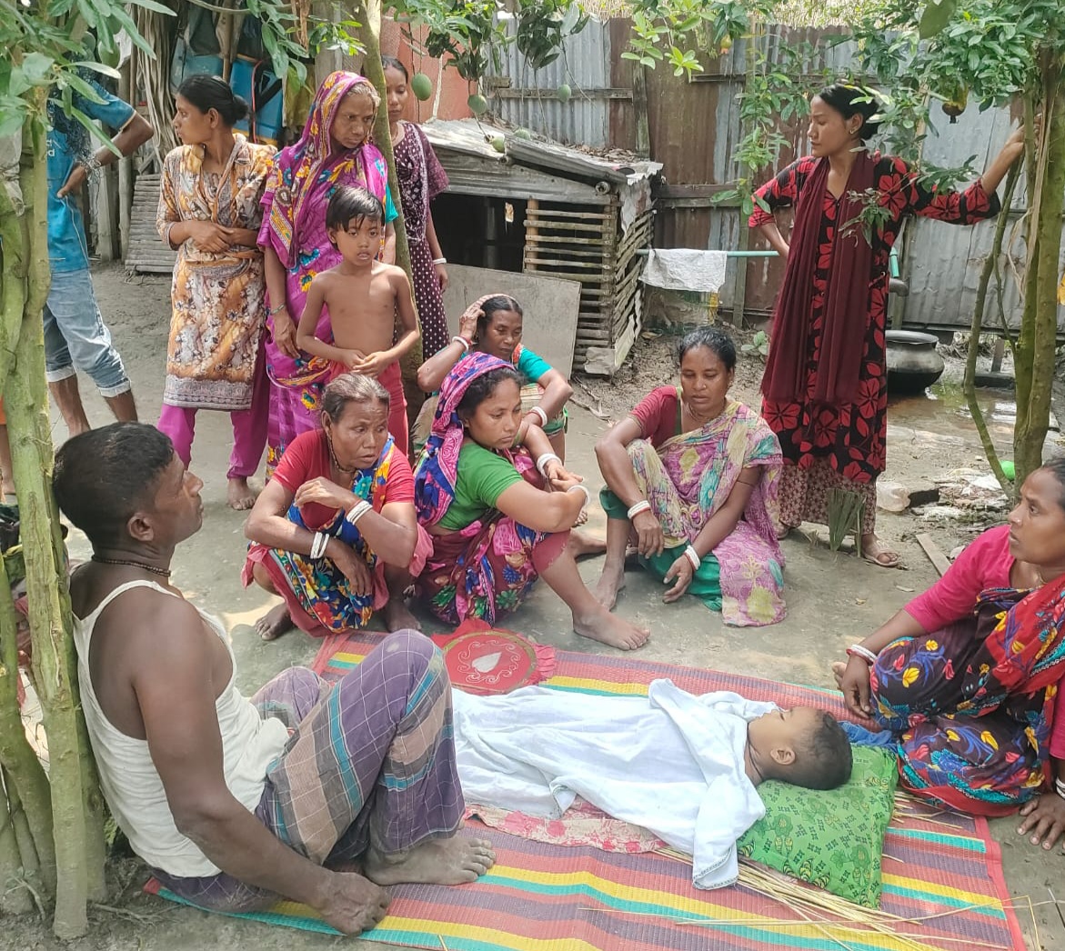 বেলুনের পিছু ছুটে পুকুরে ডুব, নিভে গেল তিন বছরের শিশু নিরবের জীবন