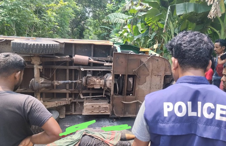 নলছিটিতে ট্রলি উল্টে মালিক নিহত, চালক গুরুতর আহত