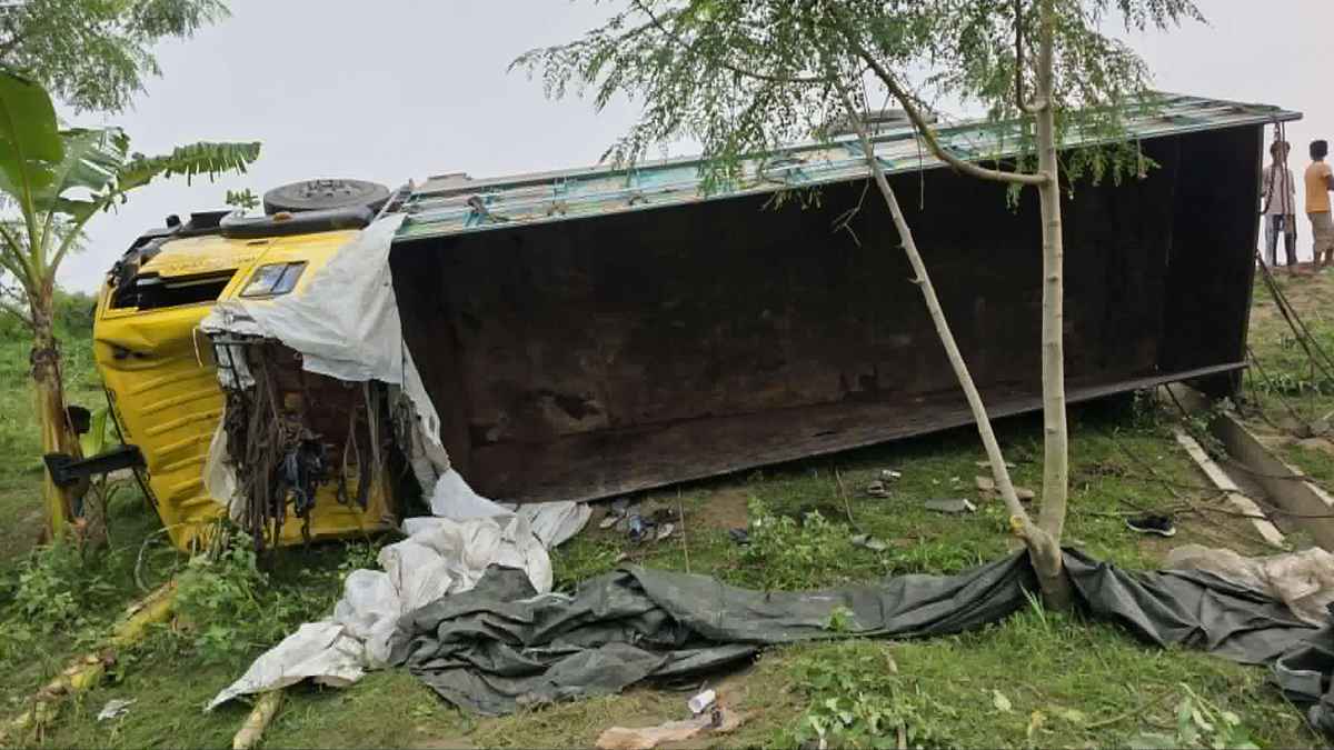 টাঙ্গাইলে রডবোঝাই ট্রাক উল্টে নিহত ১৫