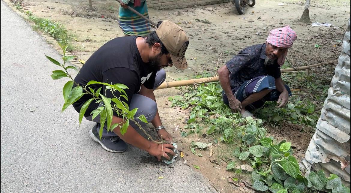 ফরিদপুরে কবরের ফুলগাছ চুরি, পুরো গ্রামে ১,৫০০ গাছ লাগিয়ে চোরকে যুবকের অভিনব জবাব!