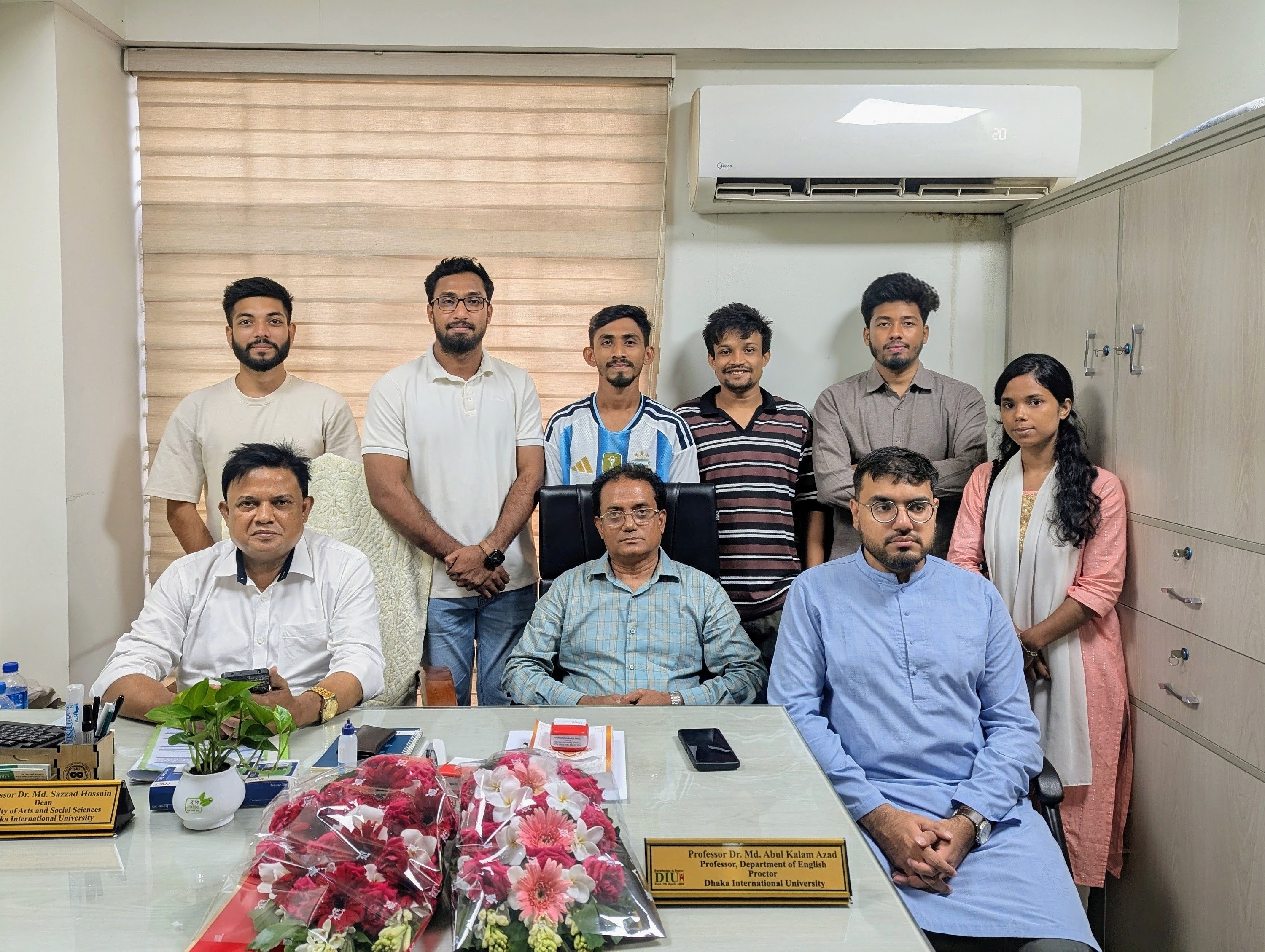 নবনিযুক্ত ডিন ও প্রক্টরকে ইংরেজি বিভাগের ফুলেল শুভেচ্ছা